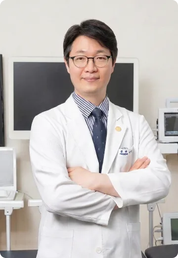 이치훈 원장님께서 웰다의 실시간 혈당 관리를 통한 실질적인 건강 개선 효과를 소개하고 있음